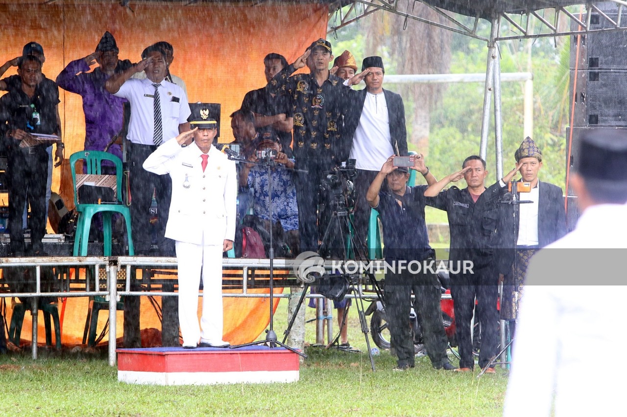 Diguyur Hujan, Upacara HUT Ke-22 Kecamatan Kinal Khidmat