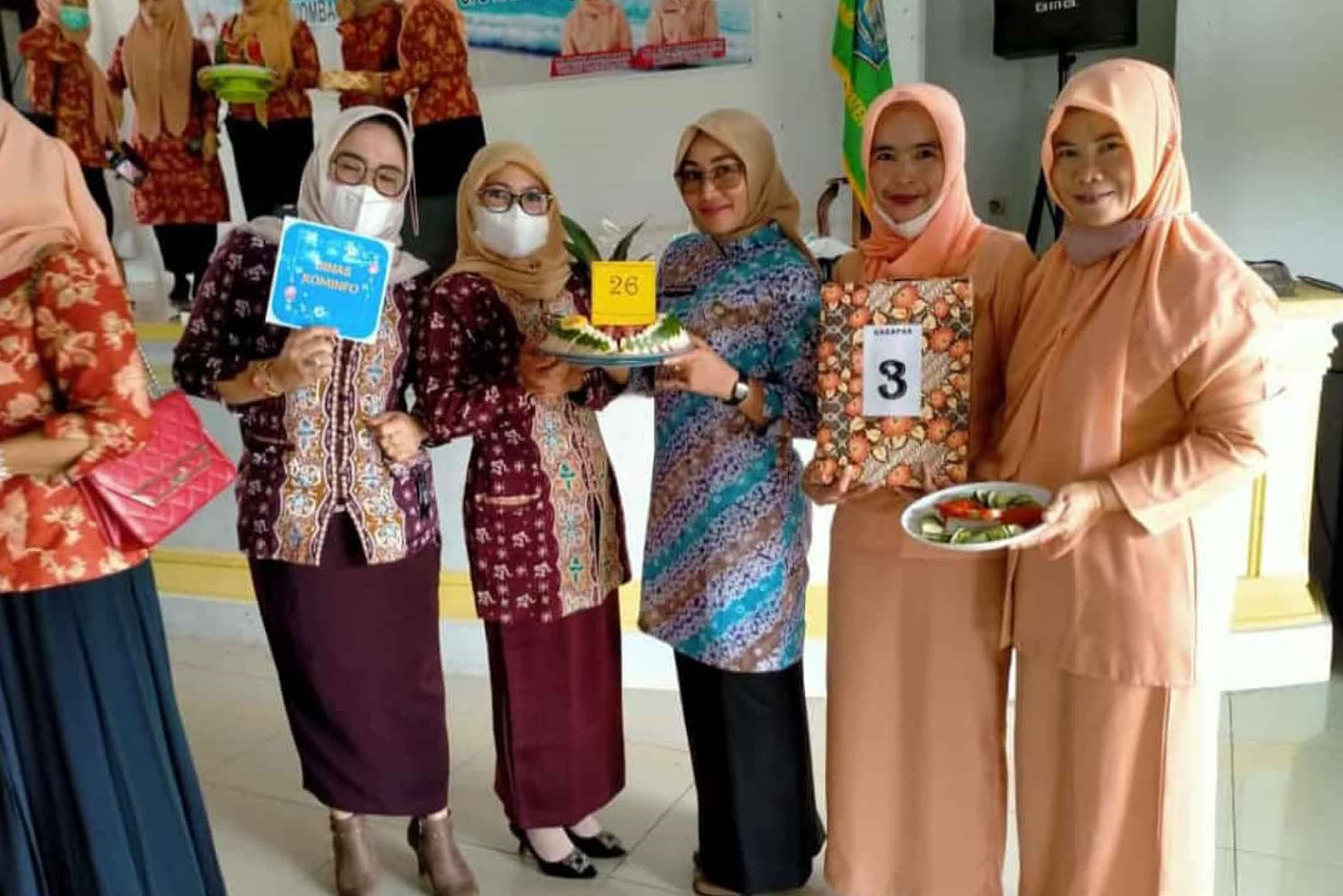 Lomba Garnish Buah, Dharma Wanita Persatuan Kominfo Raih Juara Harapan III