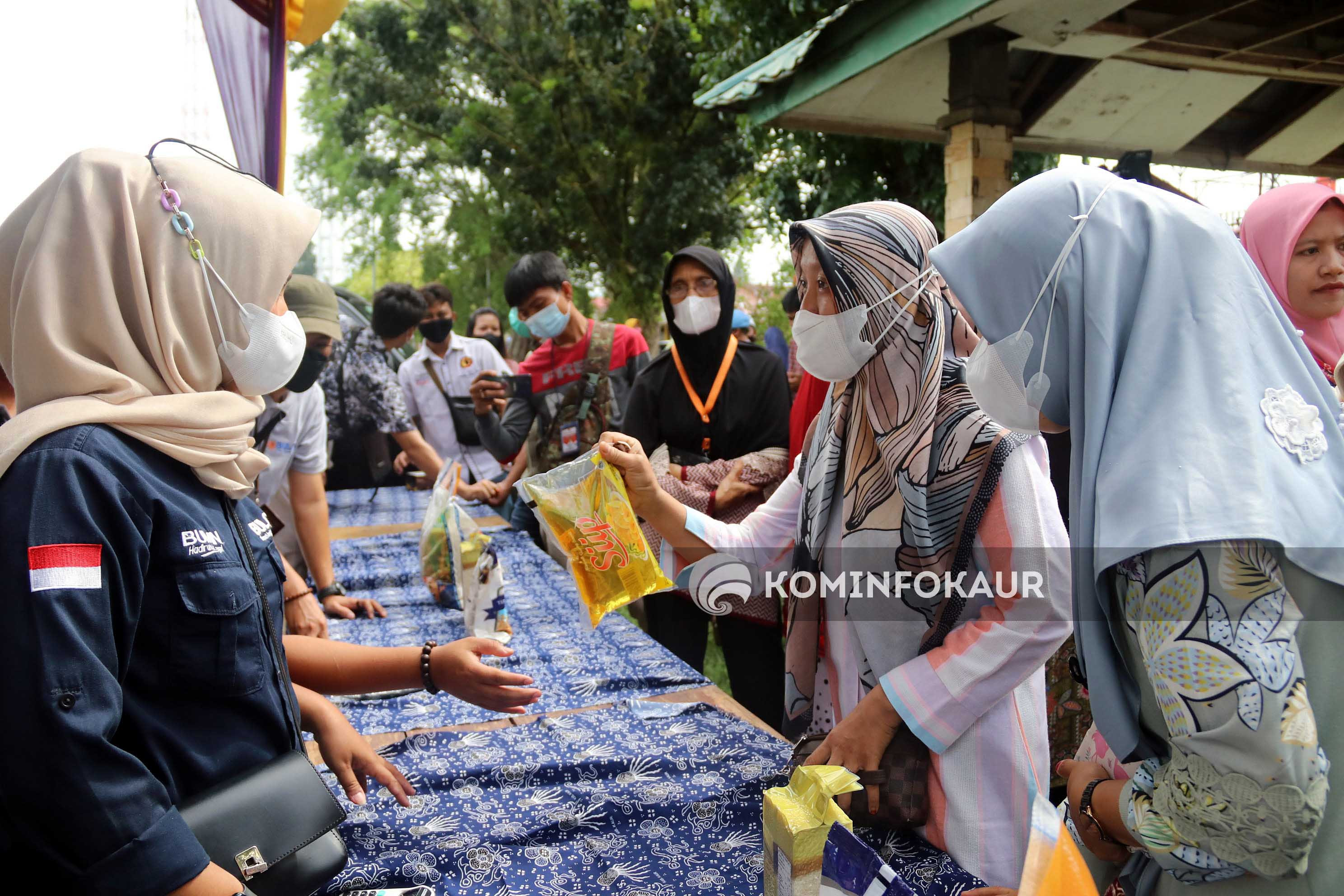 Minyak Goreng Murah Diserbu Masyarakat