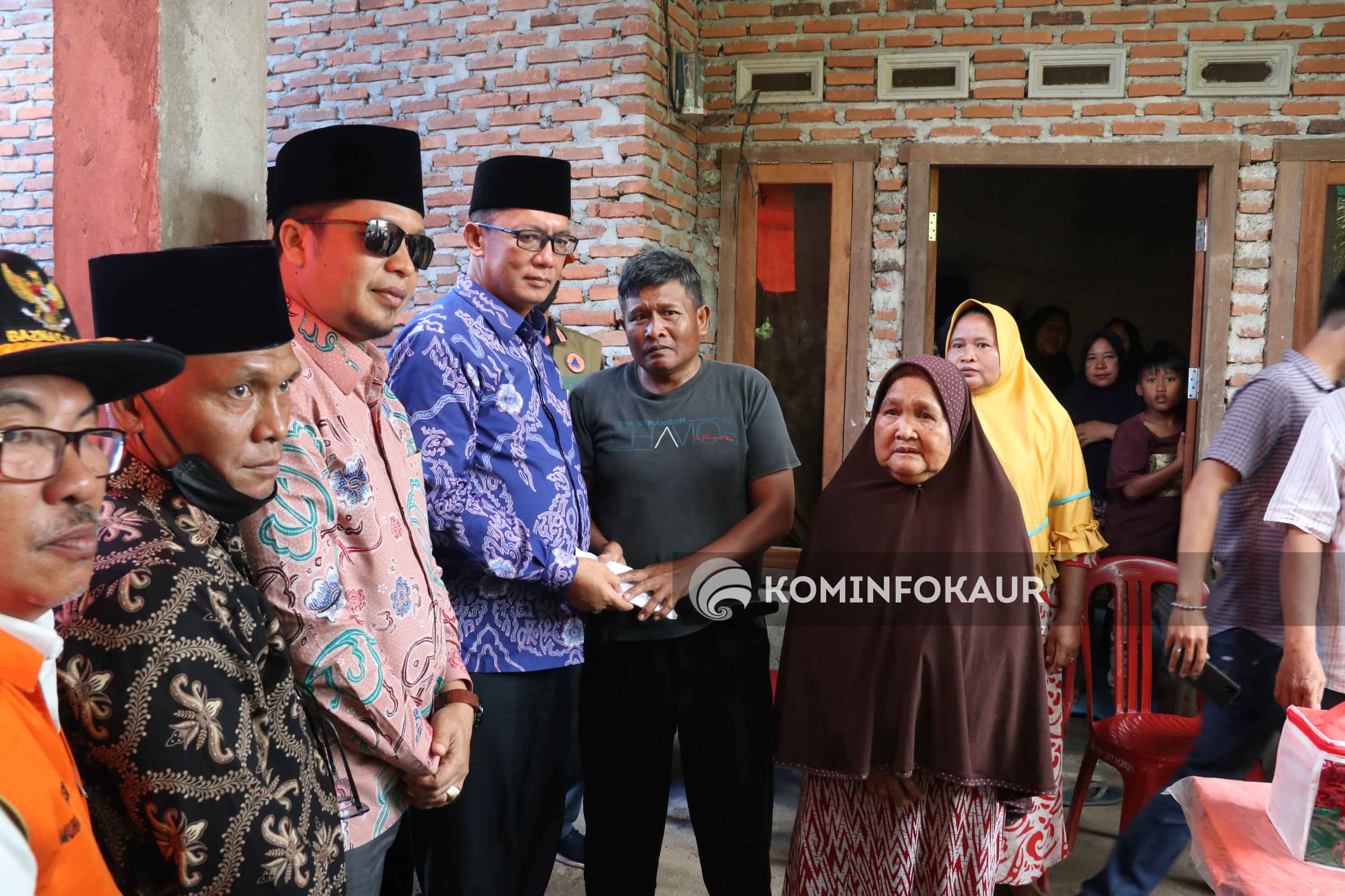 Ringankan Korban Kebakaran, Bupati Kaur Serahkan Bantuan 