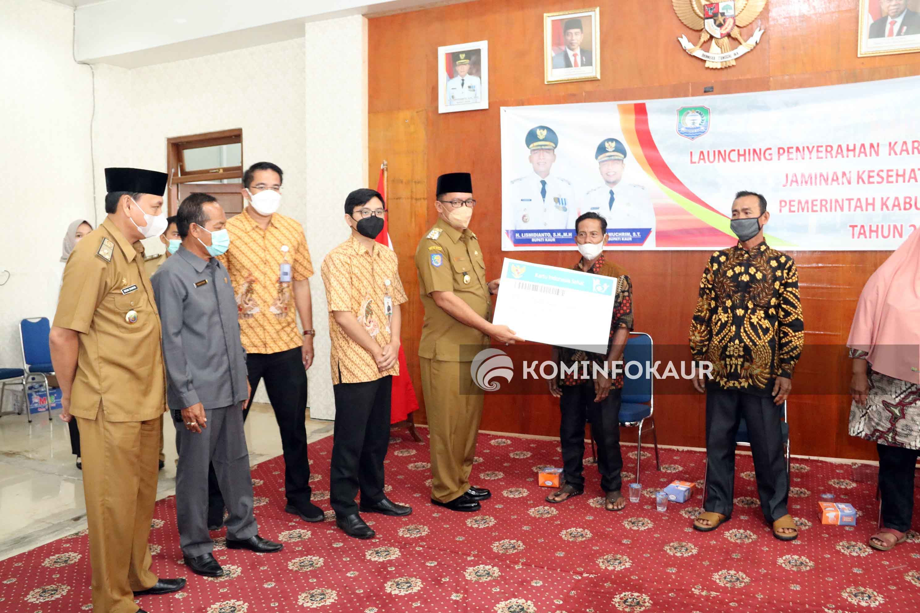 Bupati Serahkan Kartu KIS Jamkesda Kepada Masyarakat Penerima Manfaat