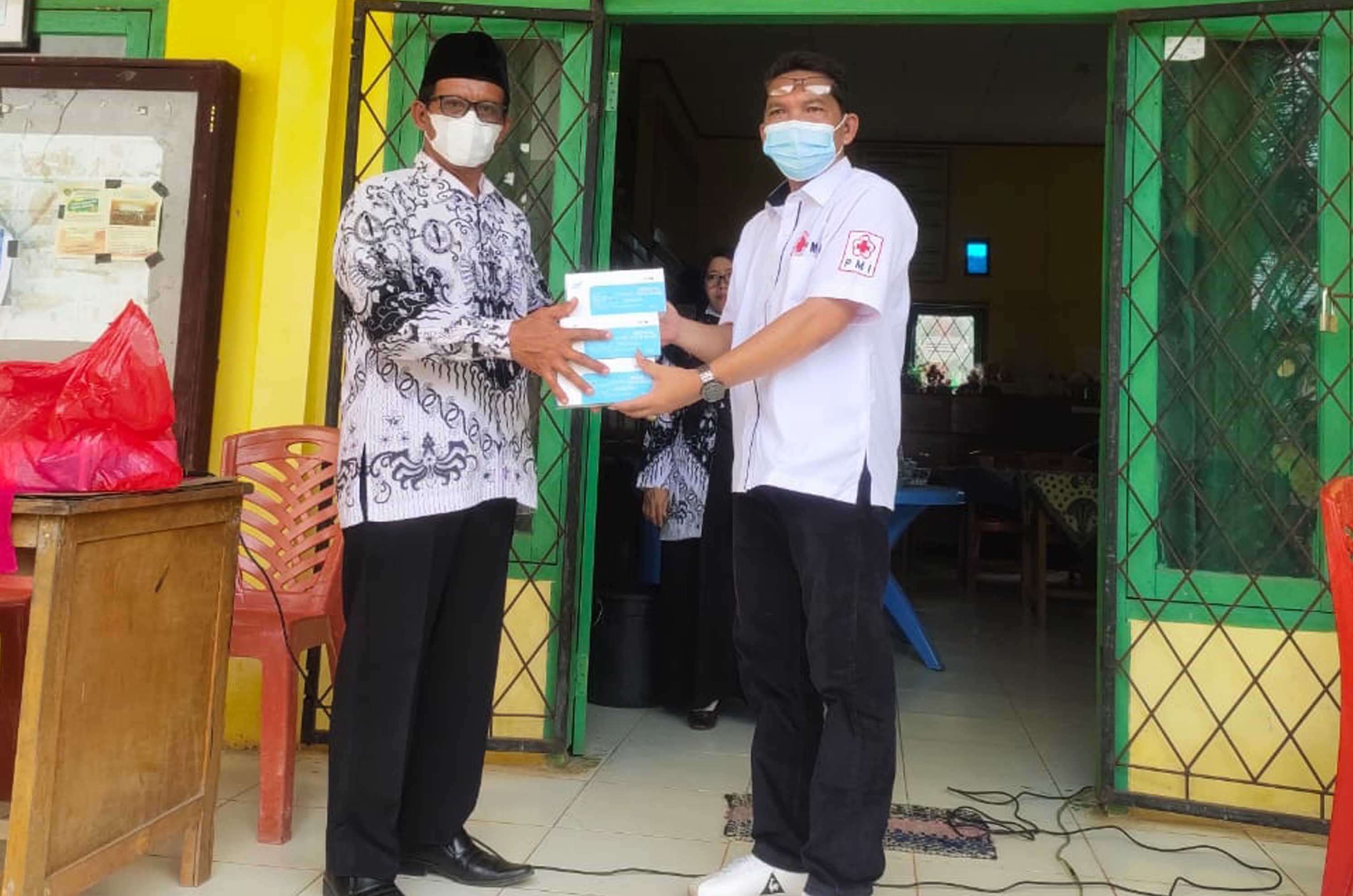 PMI Bagikan Masker ke Sekolah