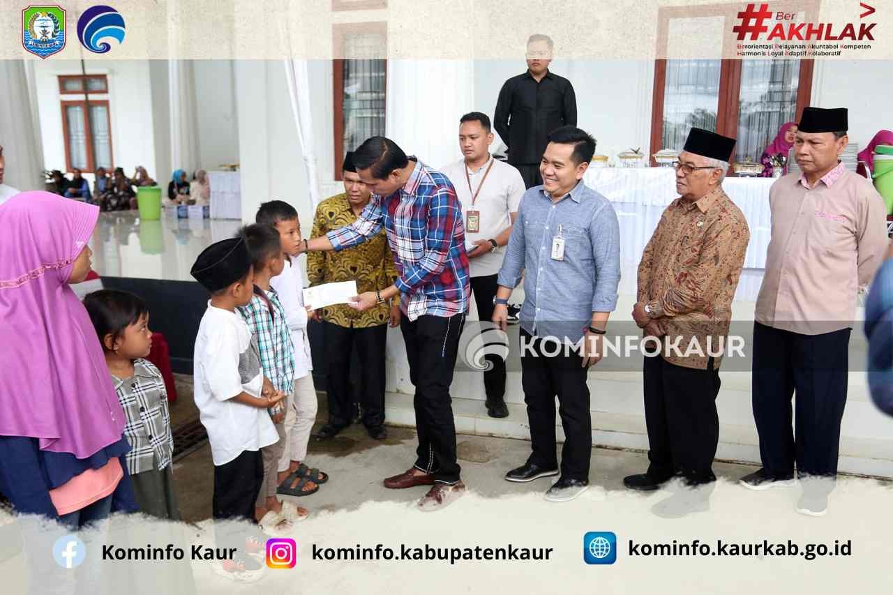 Semarak HUT Ke-22 Kabupaten Kaur, Bupati Santuni 167 Anak Yatim dan Serahkan CSR Bank Bengkulu