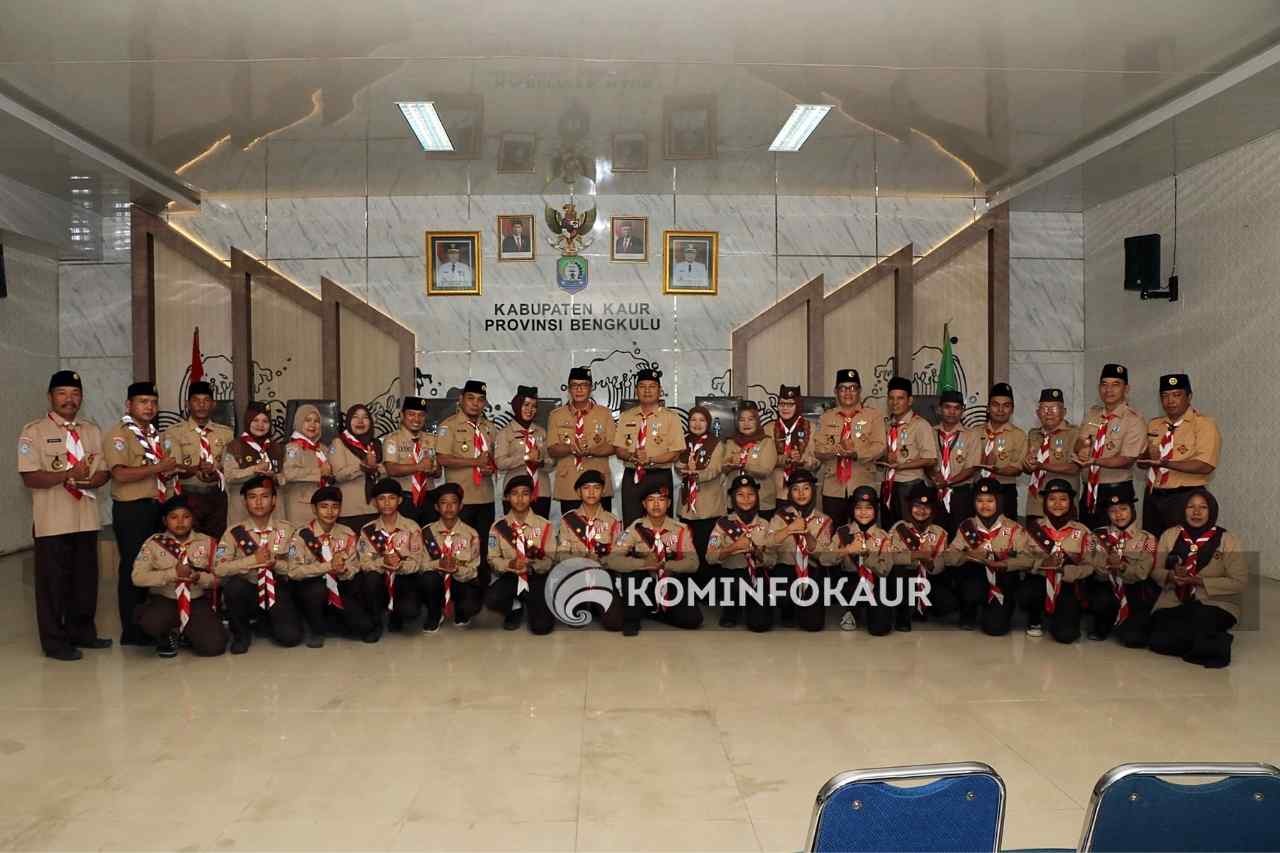 Bupati Sematkan TPOD Satya Lencana Pancawarsa dan TISKA Jamnas XI 