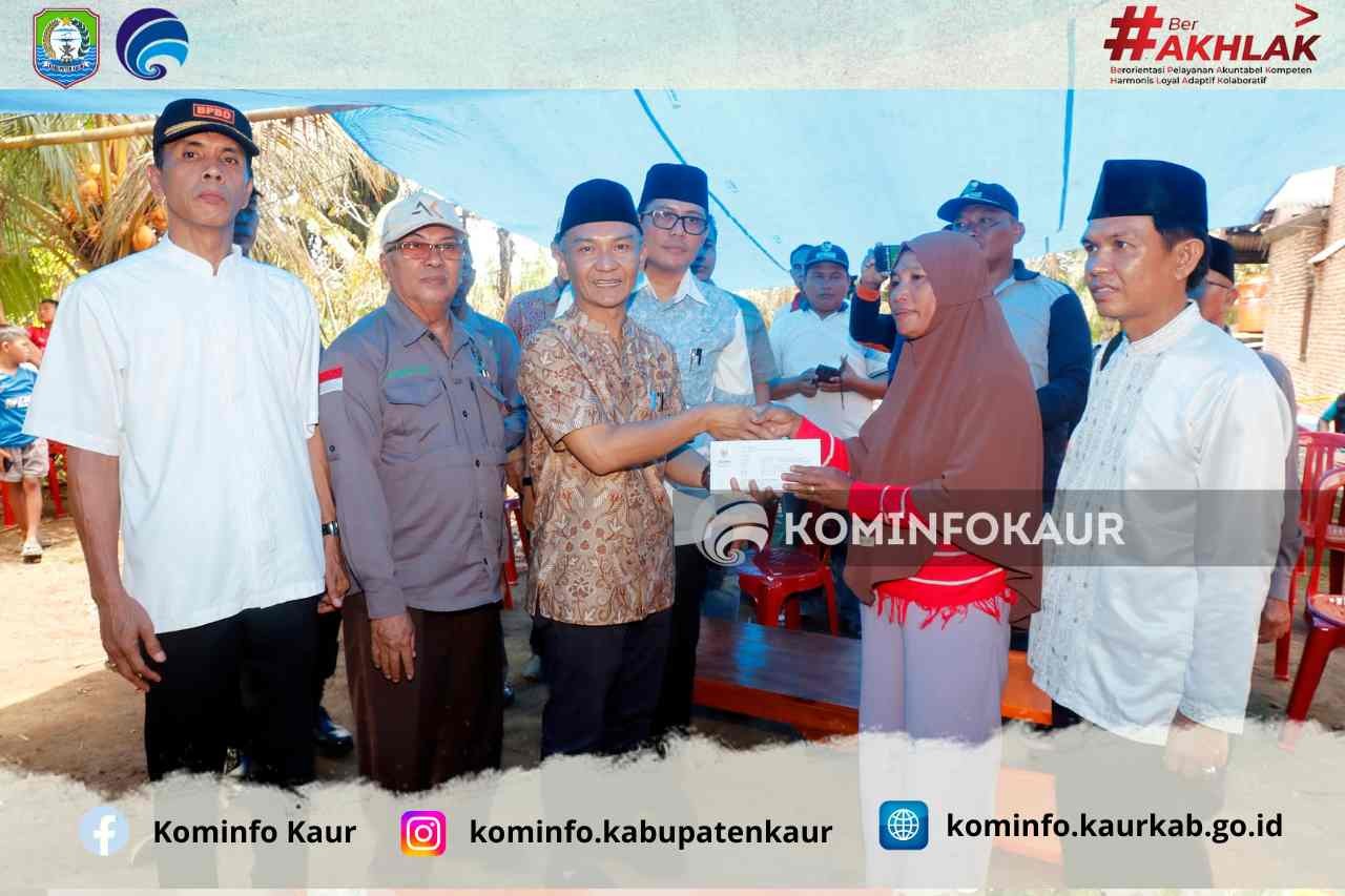Bentuk Kepedulian, Wabup Abdul Hamid Serahkan Bantuan Korban Kebakaran