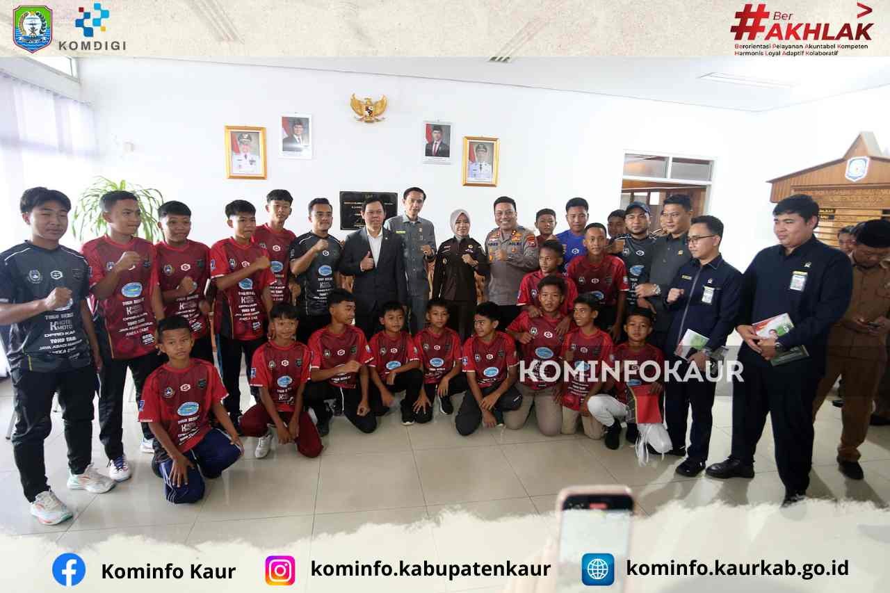 Bupati Kaur Lepas Akademi FK U-13 dan U-15 Bertanding di Piala Soeratin 