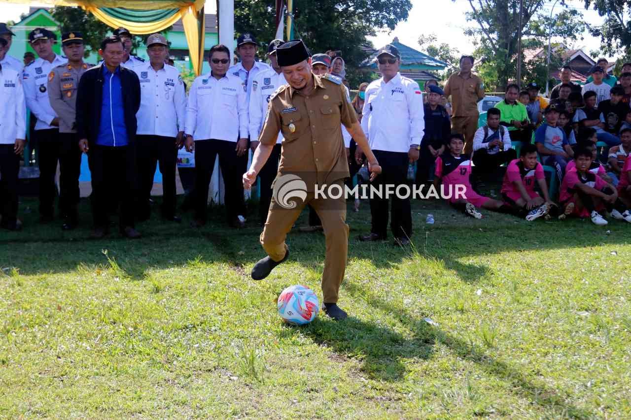 Kick Off Plt. Bupati Kaur, Turnamen Sepak Bola APDESI Kaur Selatan Dimulai 