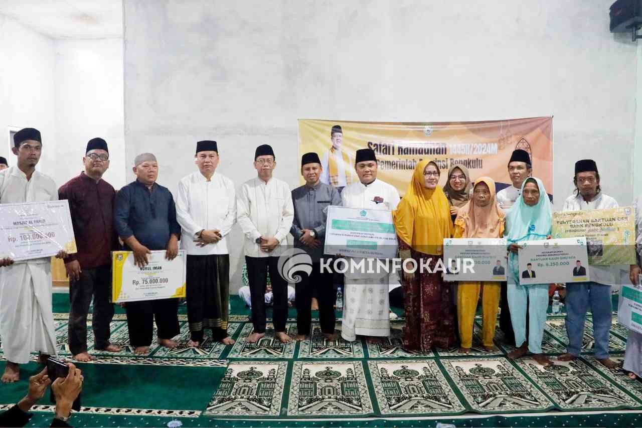 Safari Ramadan Perdana, Pemprov Bengkulu dan Pemda Kaur Serahkan Bantuan Untuk Masjid
