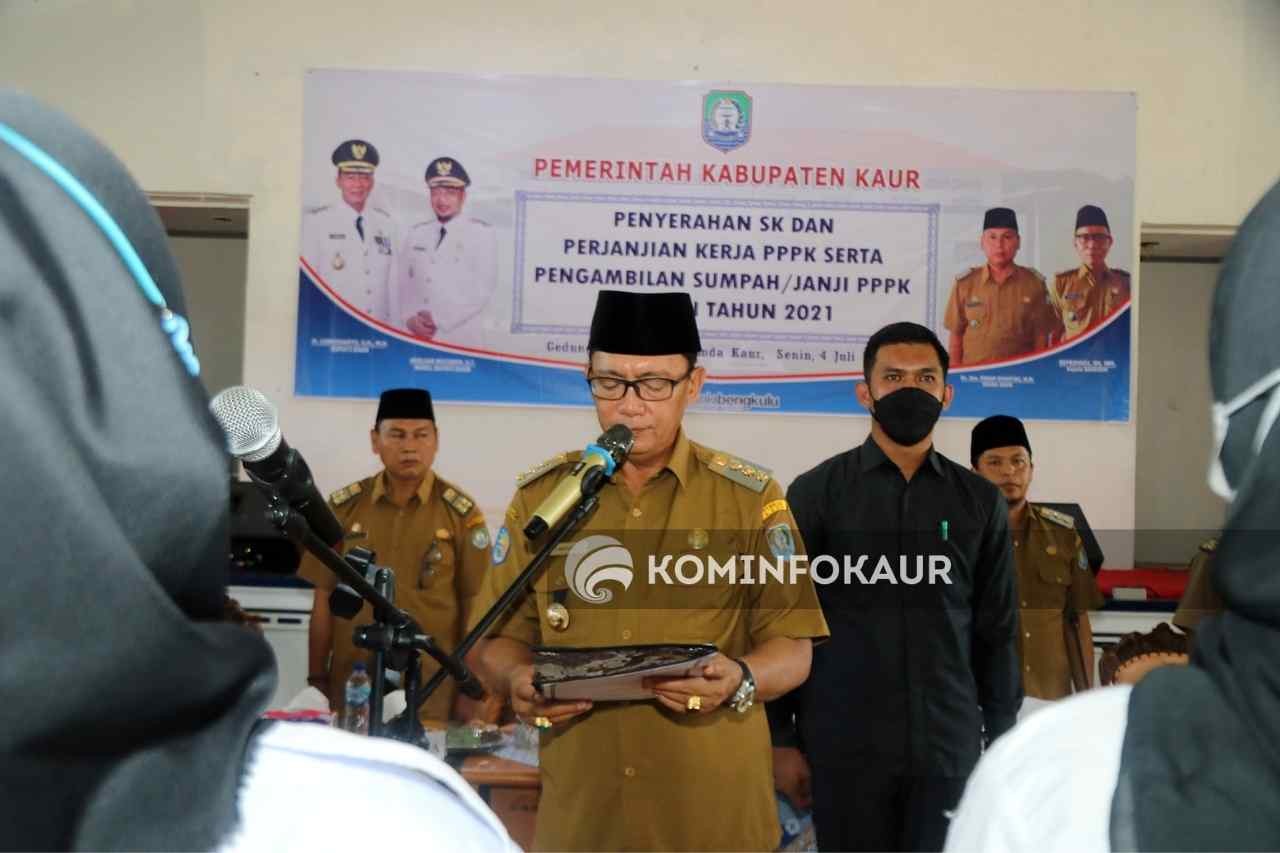 Lantik 207 PPPK, Bupati : Bekerjalah Dengan Baik dan Tunjukkan Dedikasi 