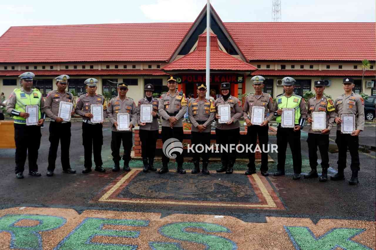 Personel Polres Kaur Terima Penghargaan 