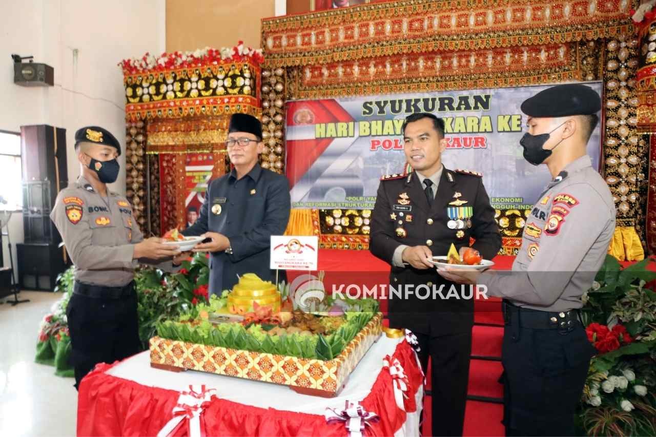 Syukuran HUT Bhayangkara, Bupati dan Kapolres Potong Tumpeng