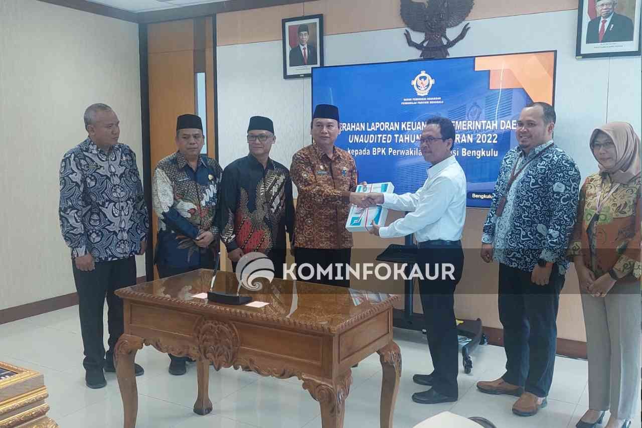 Serahkan LKPD 2022, Sekda Berharap Kembali Raih Opini WTP