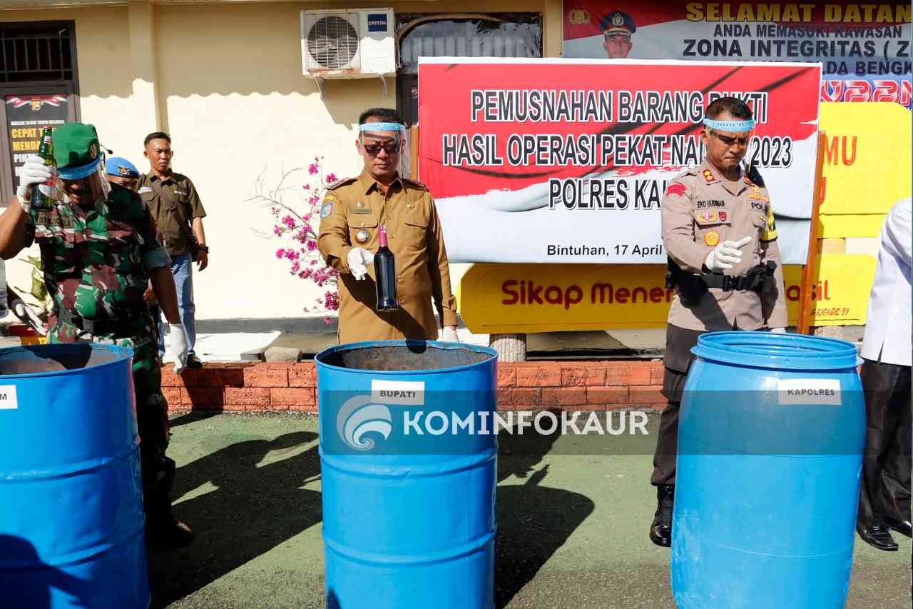 Polres Kaur Musnahkan Ratusan Botol Miras Hasil Operasi Pekat Nala I 2023