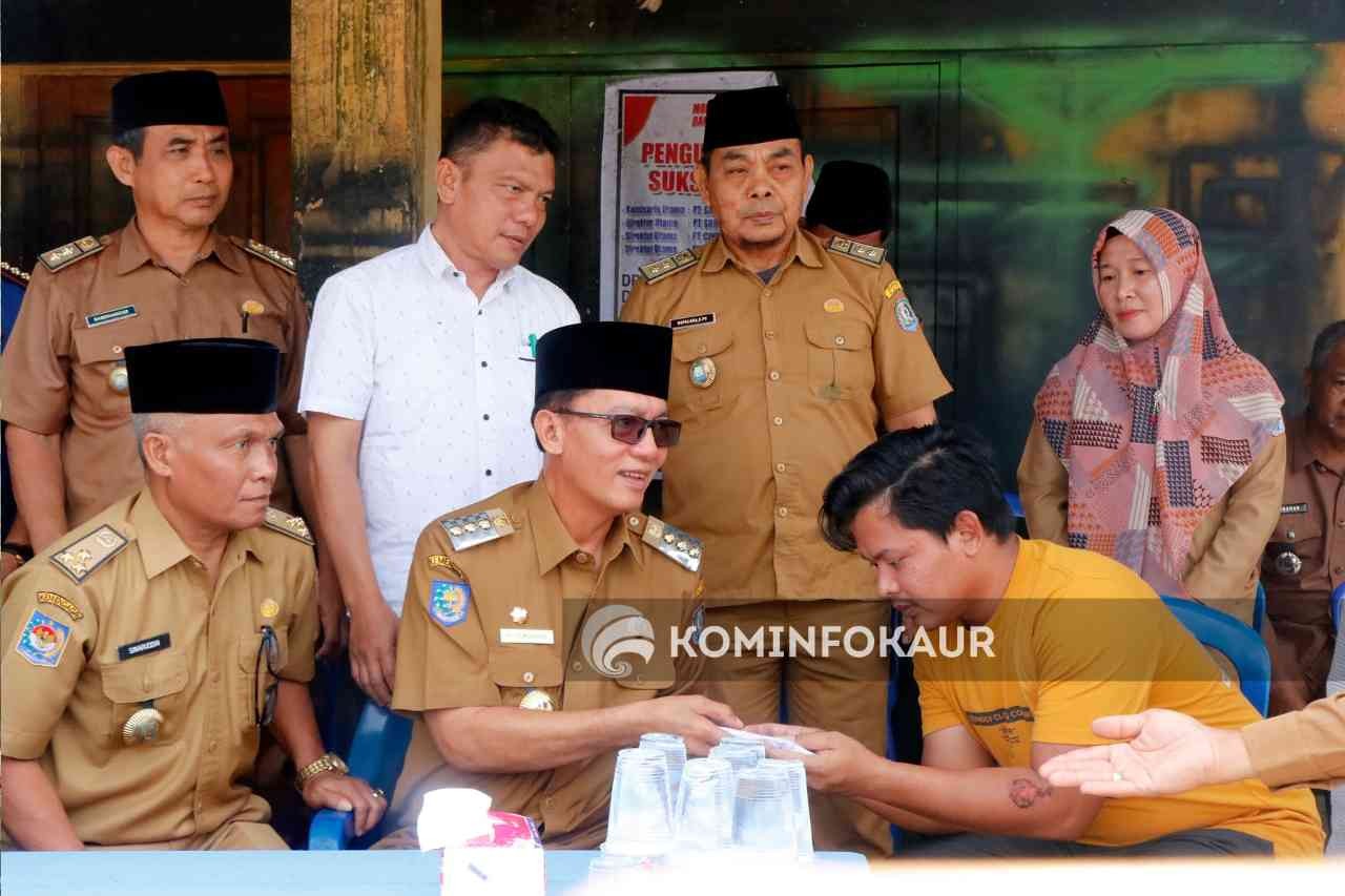 Kunjungi Korban Kebakaran, Bupati Ingatkan Damkar Untuk Selalu Siaga 