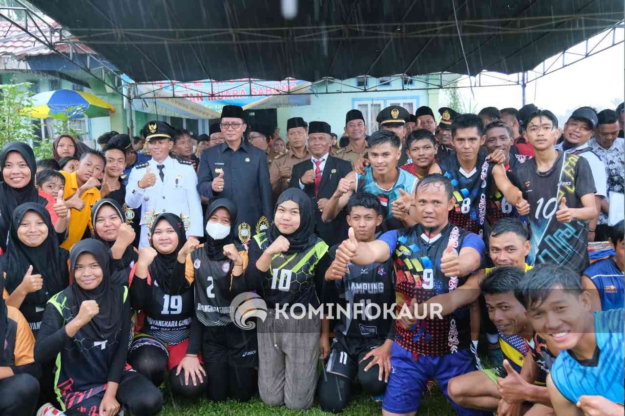 Diguyur Hujan, Final Turnamen Bola Voli HUT ke-18 Kecamatan Muara Sahung Disaksikan Bupati Kaur 
