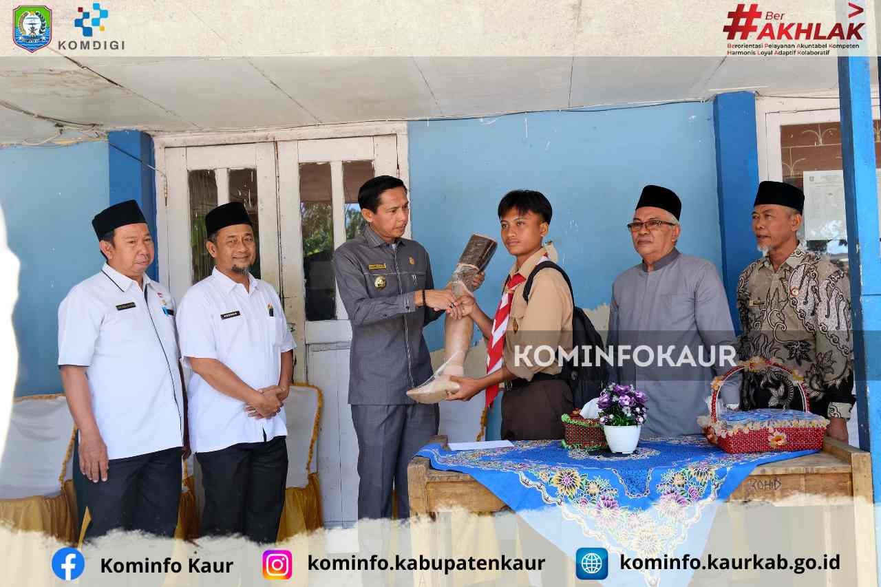 Diserahkan Bupati Kaur, Siswa SMAN 1 Kaur Terima Bantuan Kaki Palsu Baru