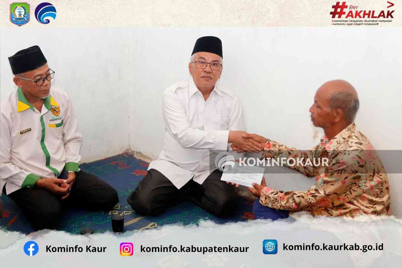 Sambangi Kediaman Korban Tenggelam, Baznas Kaur Serahkan Santunan