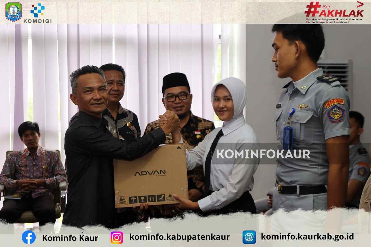 Perkuat SDM Kelautan dan Perikanan, Pemkab Kaur Serahkan Bantuan Laptop Untuk Taruna AUP KKP 