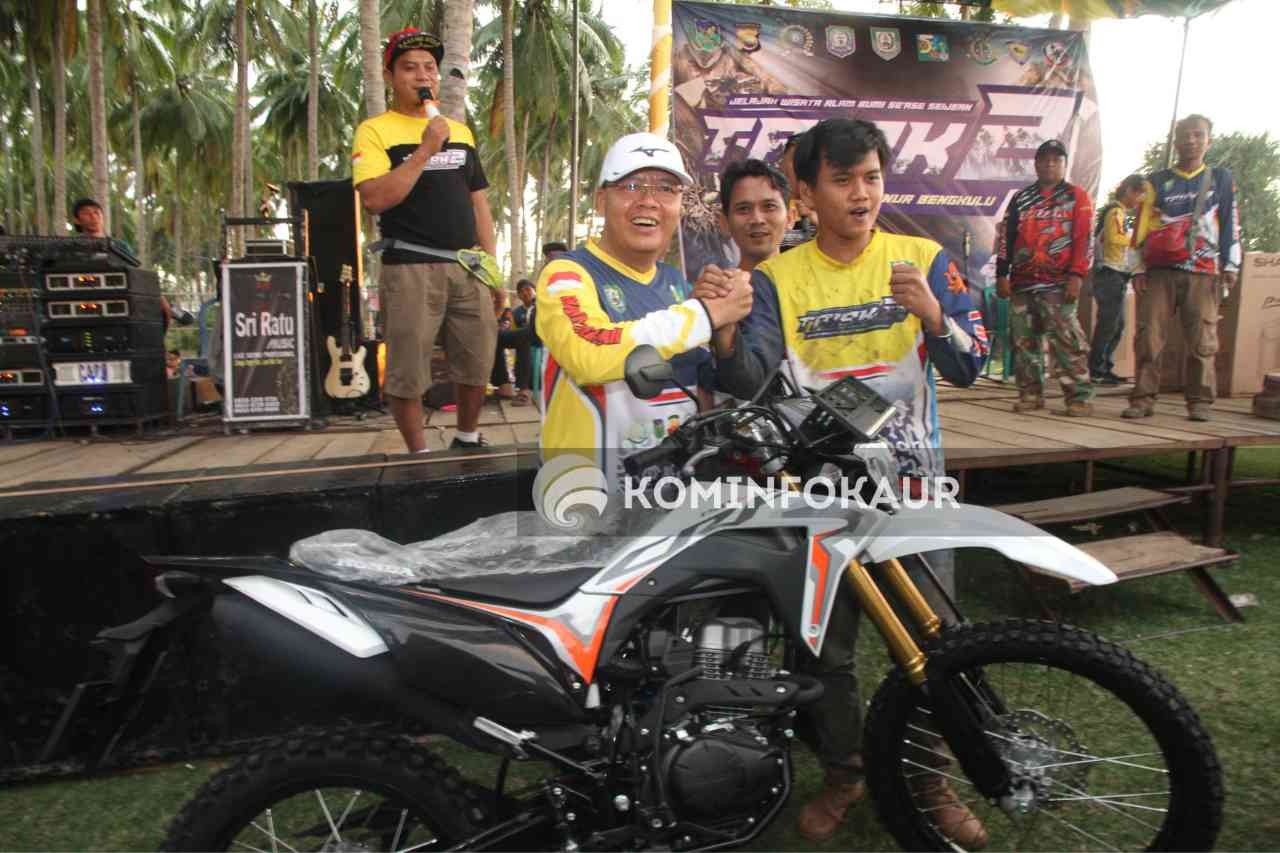 Ditutup Gubernur Bengkulu, Warga Kinal Bawa Pulang Motor CRF 