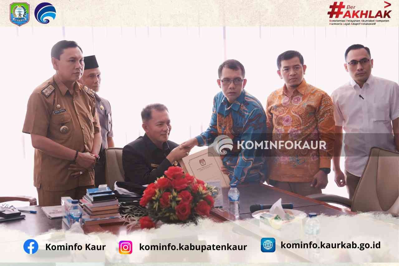KPU Kaur Serahkan Salinan Keputusan Calon Terpilih Anggota DPRD Kepada Bupati