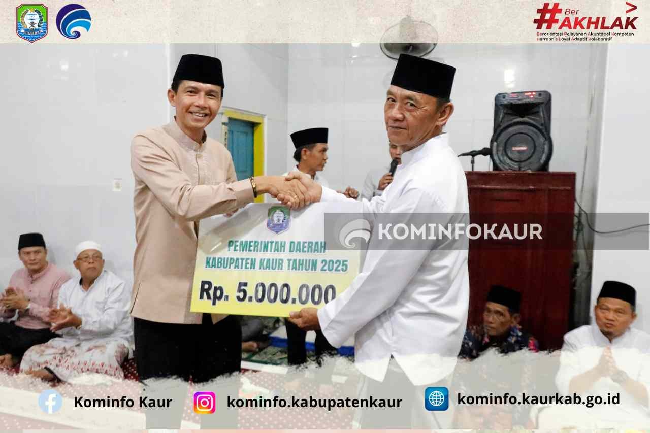 Silaturahmi di Desa Coko Enau, Bupati Serahkan Bantuan Untuk Masjid Istiqomah