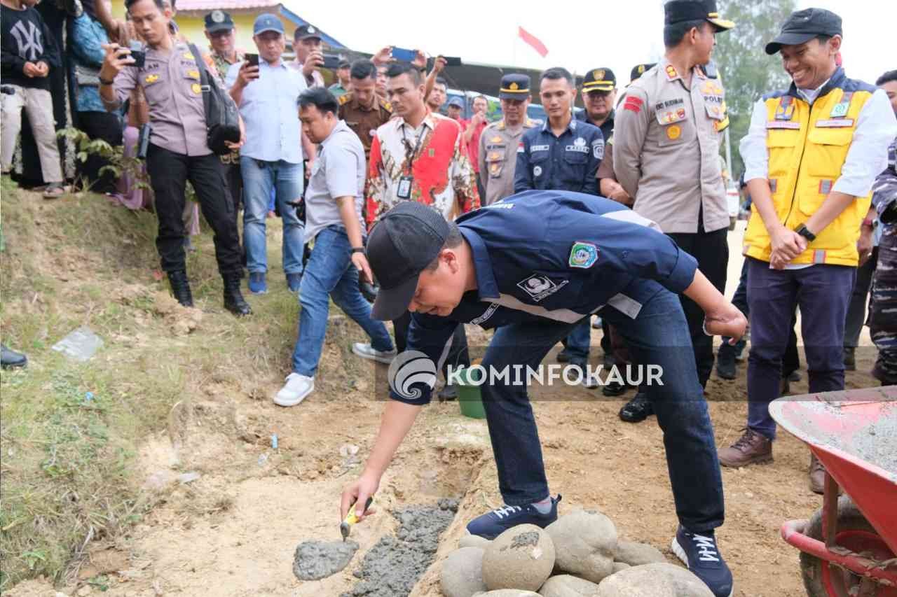 Peletakan Batu Pertama Tandai Pembangunan Ruas Jalan Sepanjang 16,1 KM