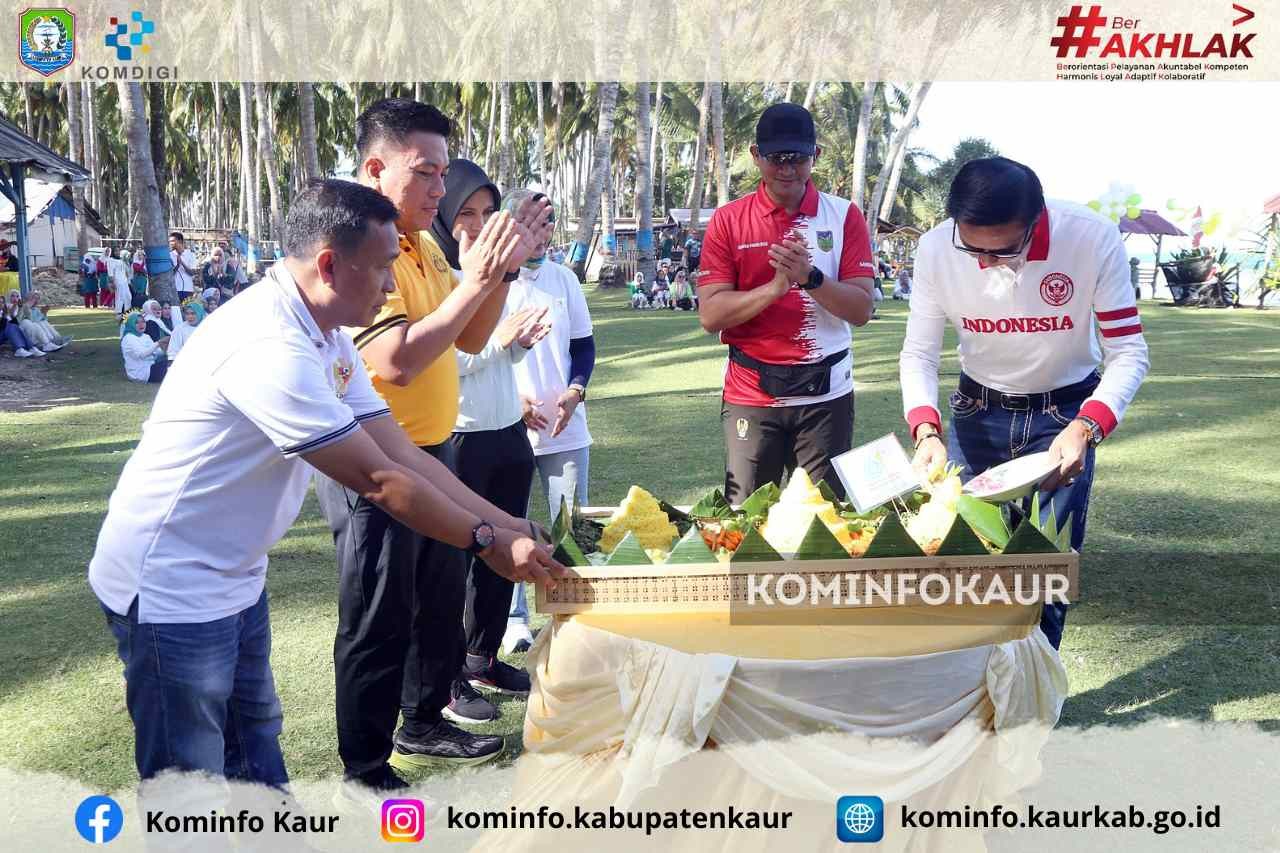 Puncak Peringatan HKN di Kabupaten Kaur, Bupati Gusril Potong  Tumpeng 