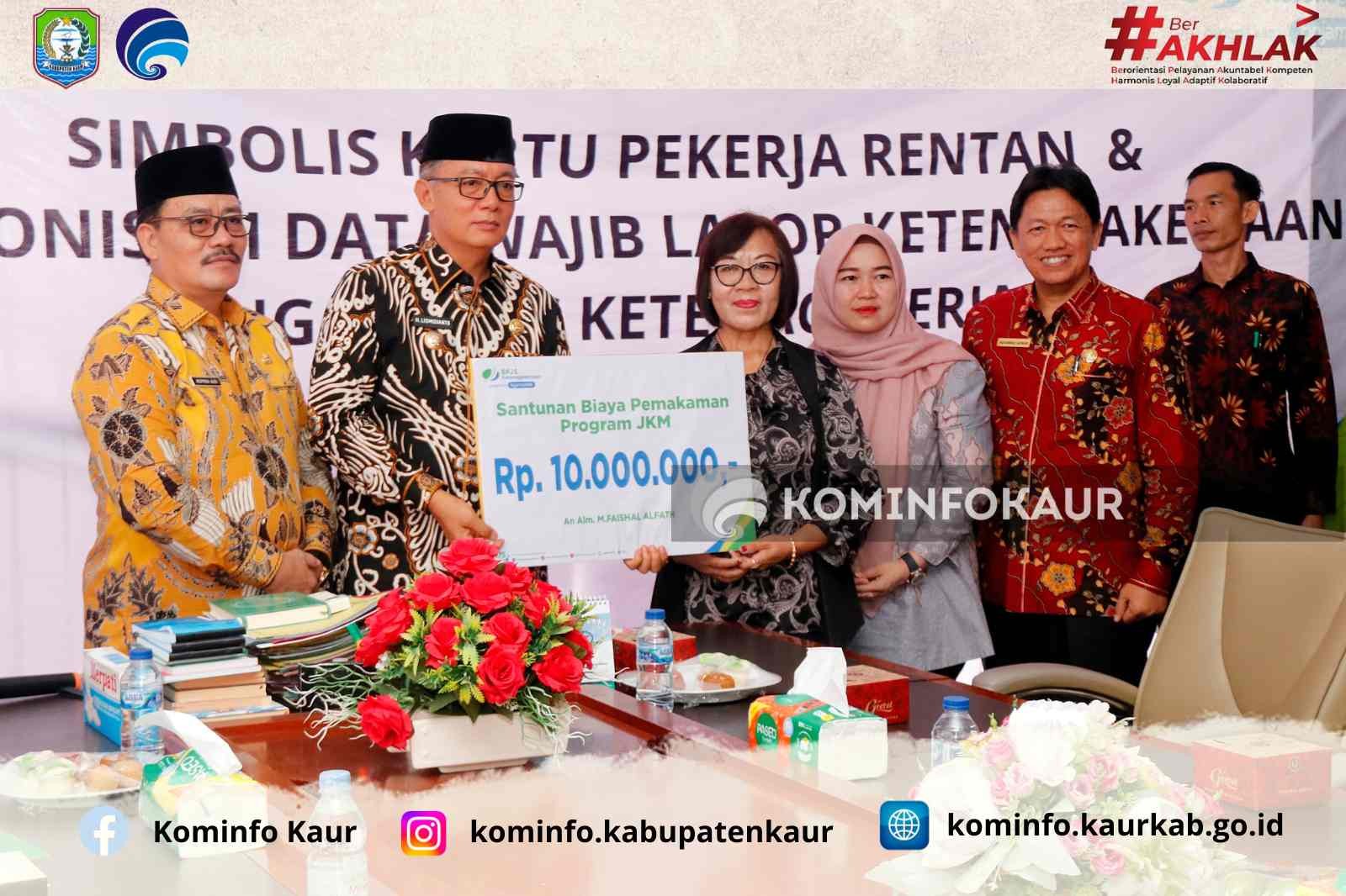 7130 Kartu Peserta BPJS Ketenagakerjaan Bagi Pekerja Rentan Diserahkan