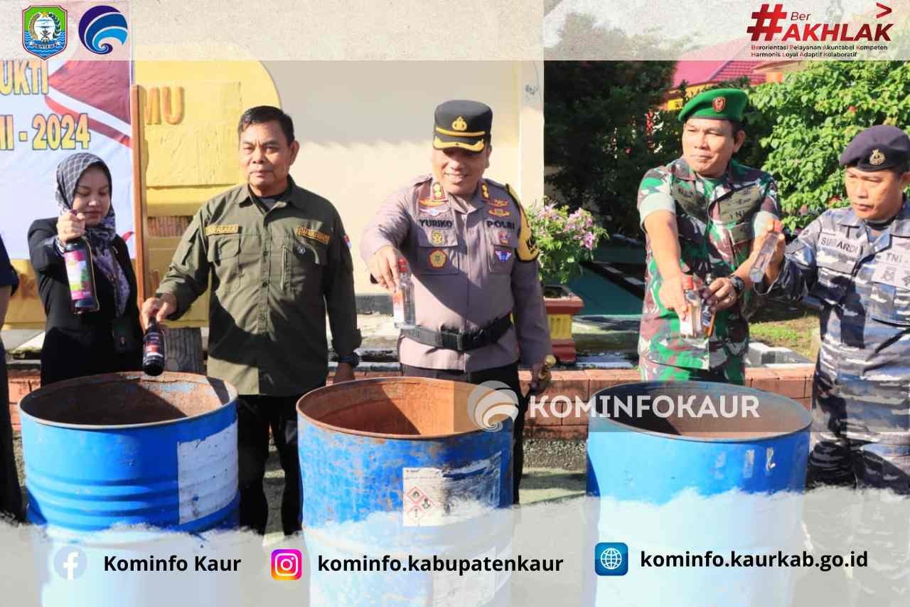 Polres Kaur Musnahkan Ratusan Botol Miras Hasil Operasi Pekat Nala II 2024 