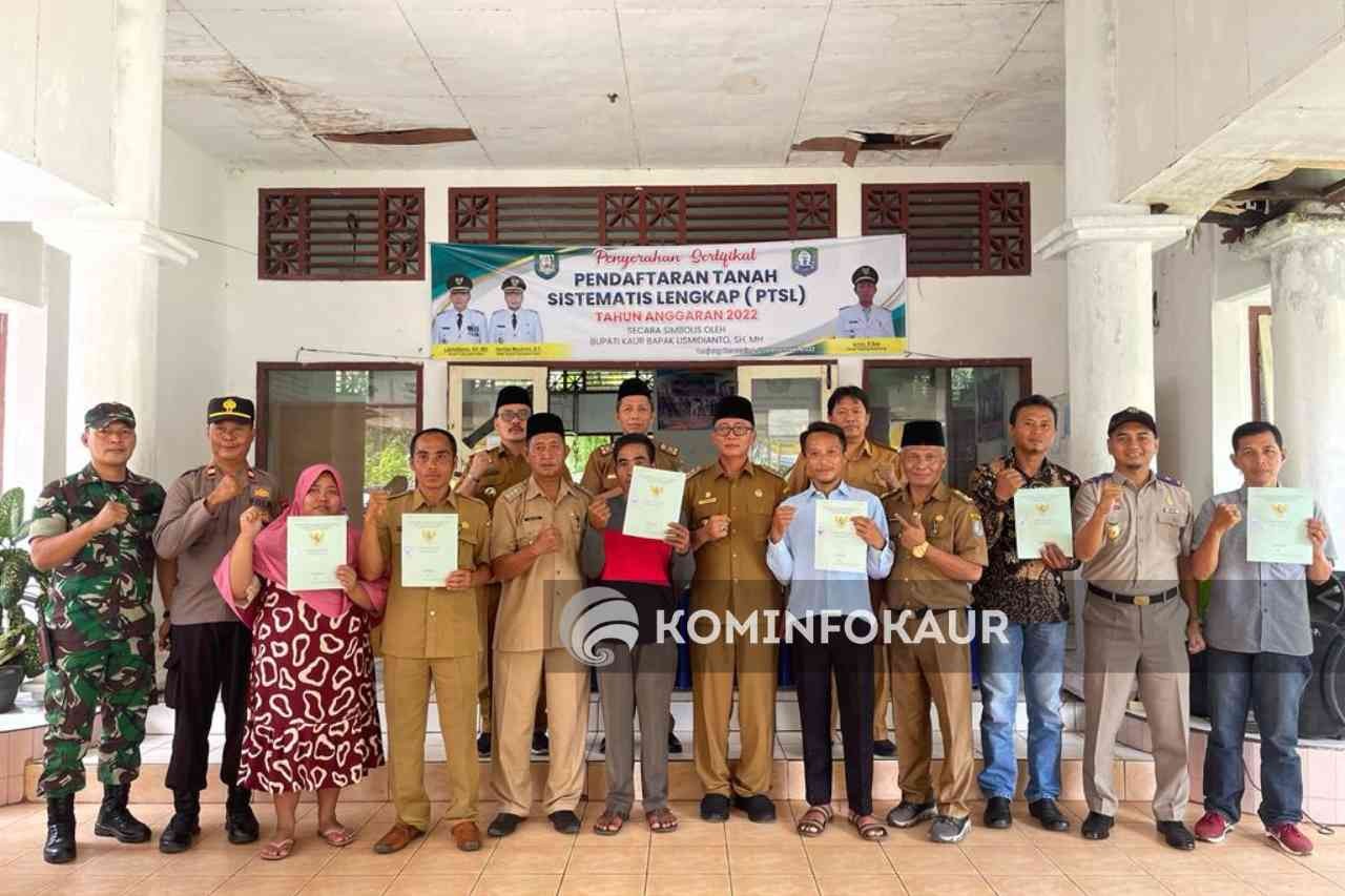 Bupati Kaur Serahkan 703 Sertifikat Program PTSL 