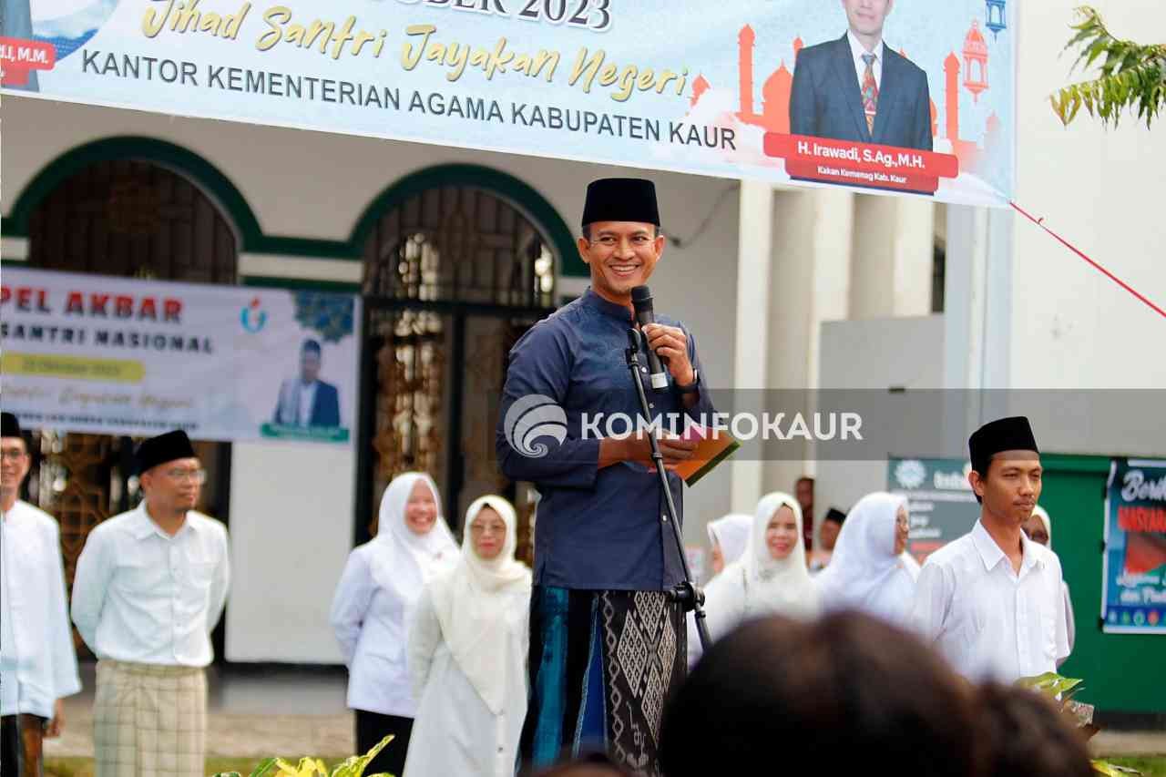 Memakai Peci dan Kain Sarung Kapolres Kaur Pimpin Apel Hari Santri