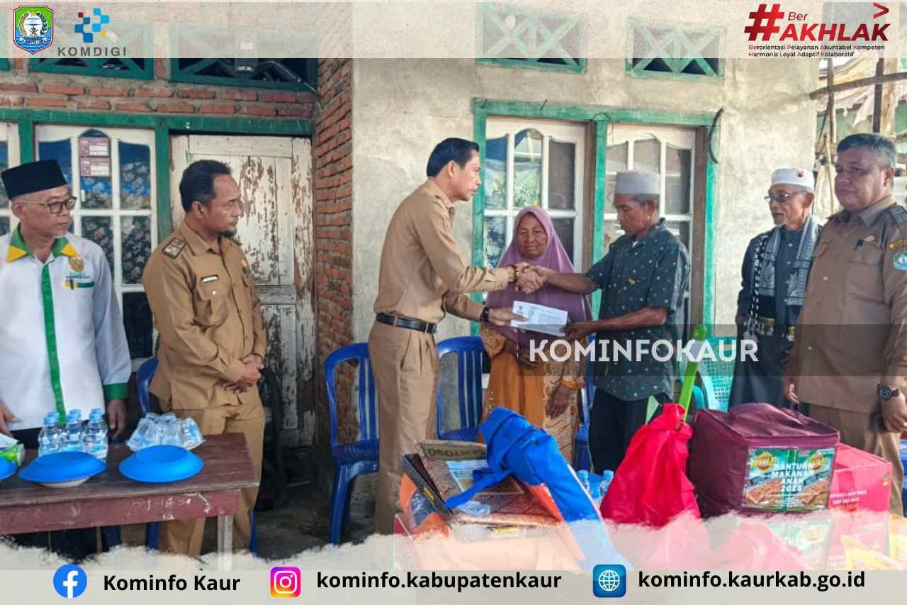 Wujud Kepedulian, Bupati Kaur Serahkan Bantuan Korban kebakaran 