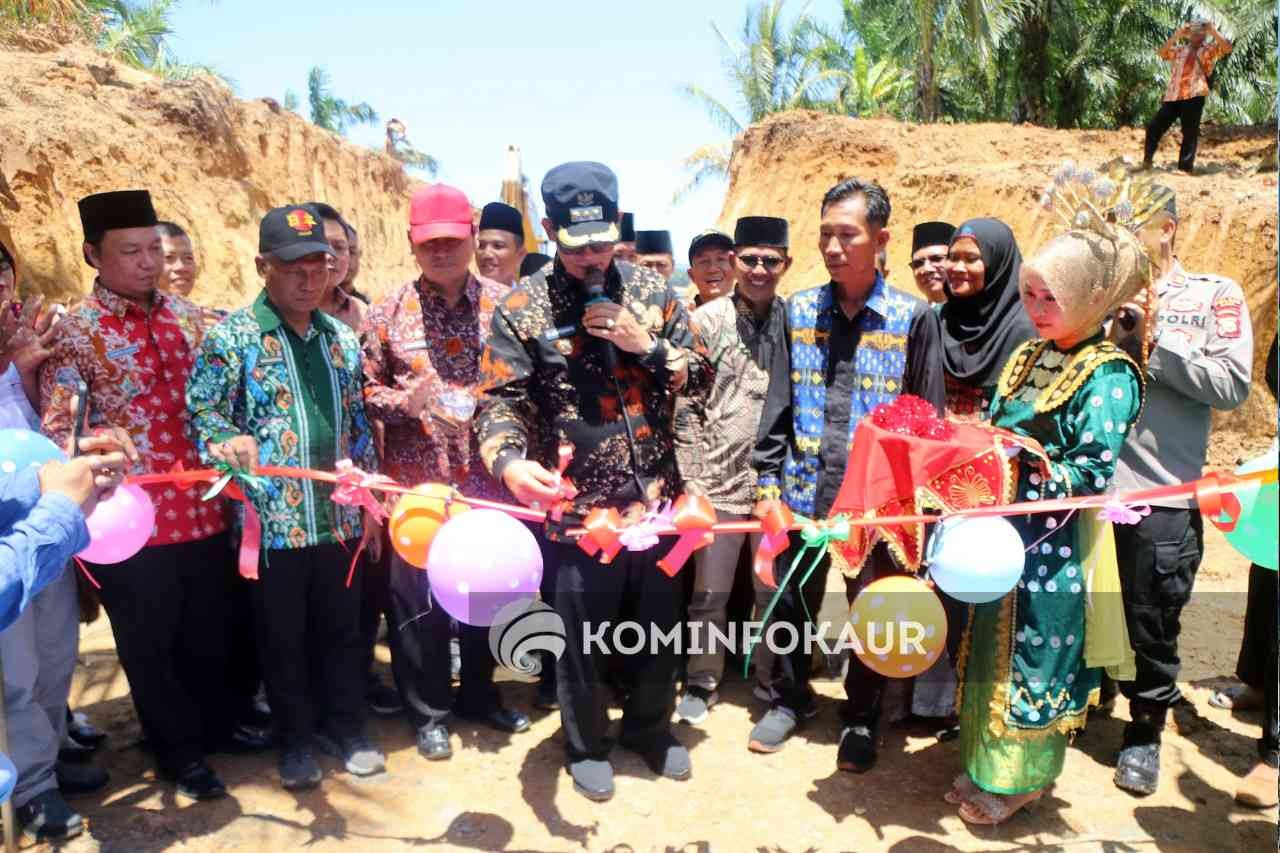 Pembukaan Badan Jalan Diresmikan Bupati, Kades : Masyarakat Tidak Perlu Mutar Sejauh 4 KM Lagi