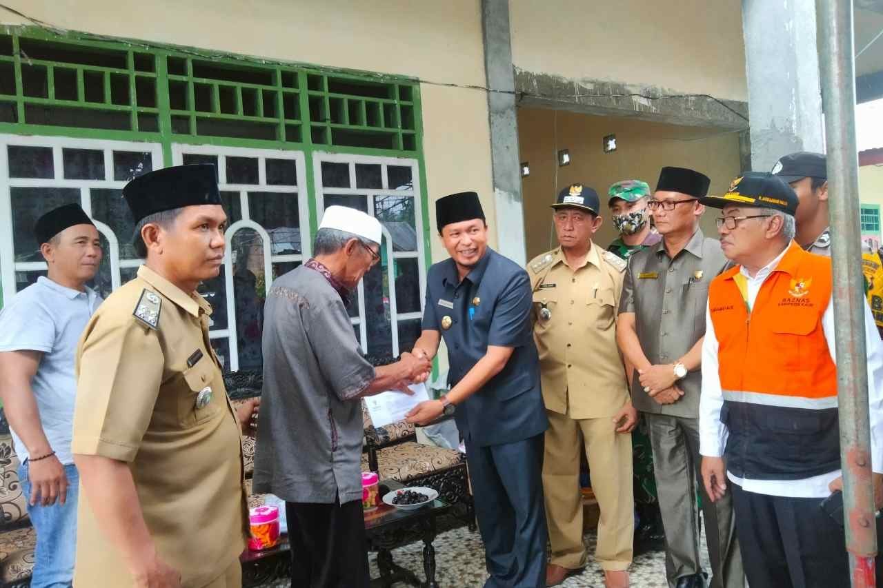 Ringankan Korban Kebakaran, Wabup Serahkan Bantuan