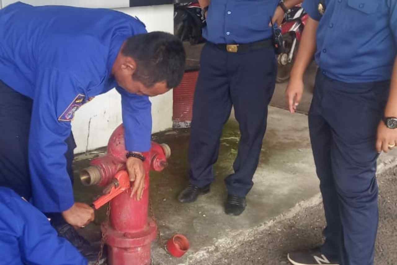 Petugas Damkar Cek Hydrant Sekretariat Daerah