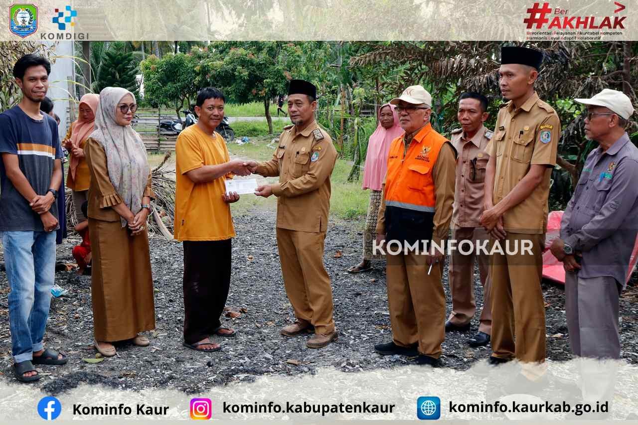 Sambangi Korban Kebakaran, Asisten III: Pemerintah Akan Selalu Hadir untuk Warga yang Tertimpa Musib