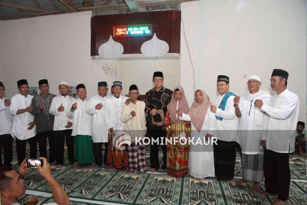 Safari Ramadan di Desa Pengurung, Bupati Ajak Masyarakat Dukung Wujudkan Kaur BERSERI