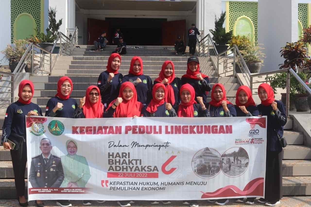 Hari Bhakti Adhyaksa ke – 62, Kejari Kaur Bersihkan Masjid dan Pantai 