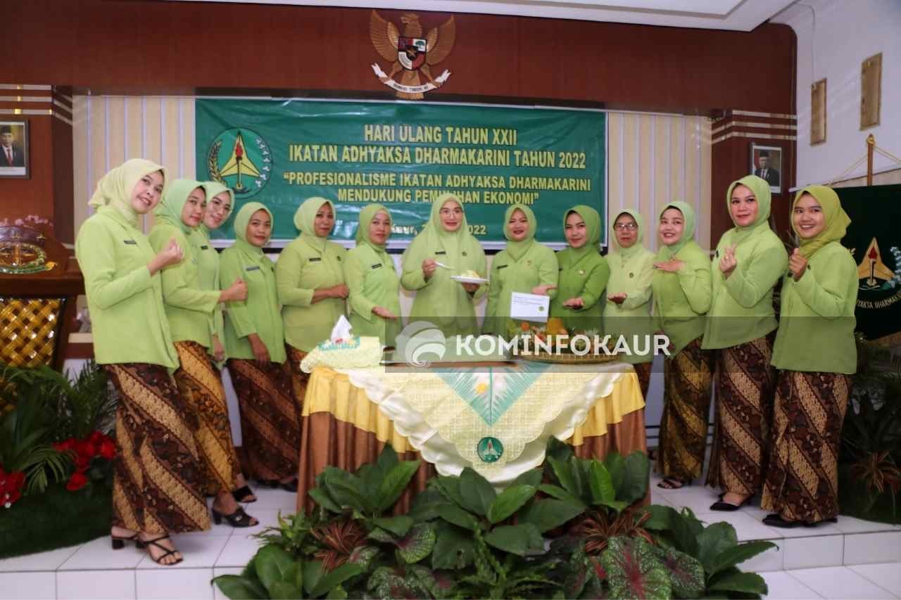 HUT Ke-22 IAD, Serahkan Bingkisan dan Bantuan Pendidikan 