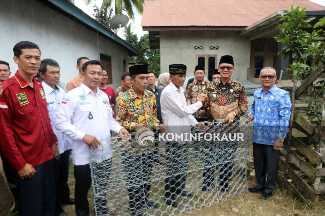 Poktan Hamparan Beringin Kumbang Terima Bantuan Bronjong