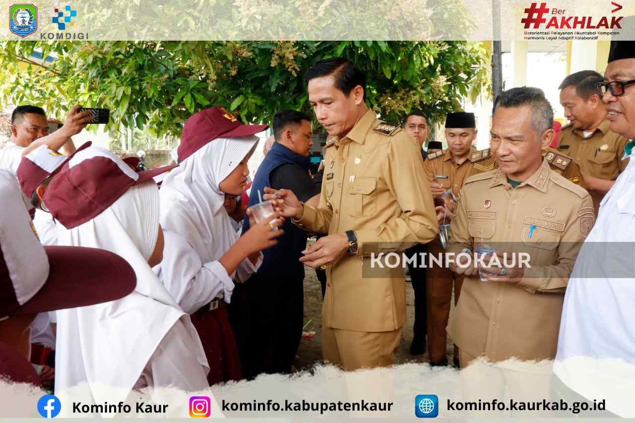 Dukung Anak Sehat dan Bebas Kecacingan, Bupati Kaur Laksanakan POPM di SDN 79 