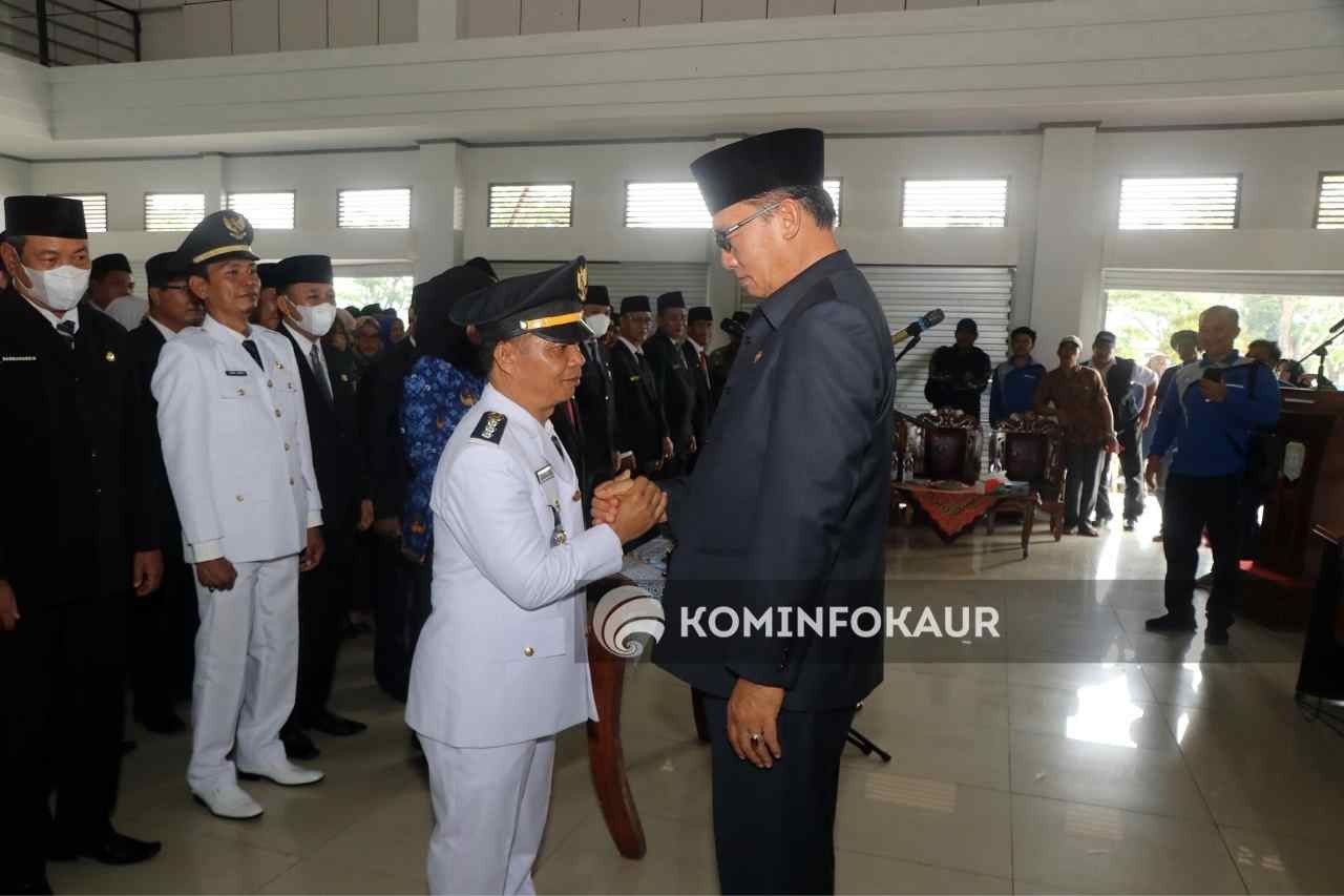 Lantik Pejabat Adminstrator dan Pengawas, Ini Pesan Bupati Kaur