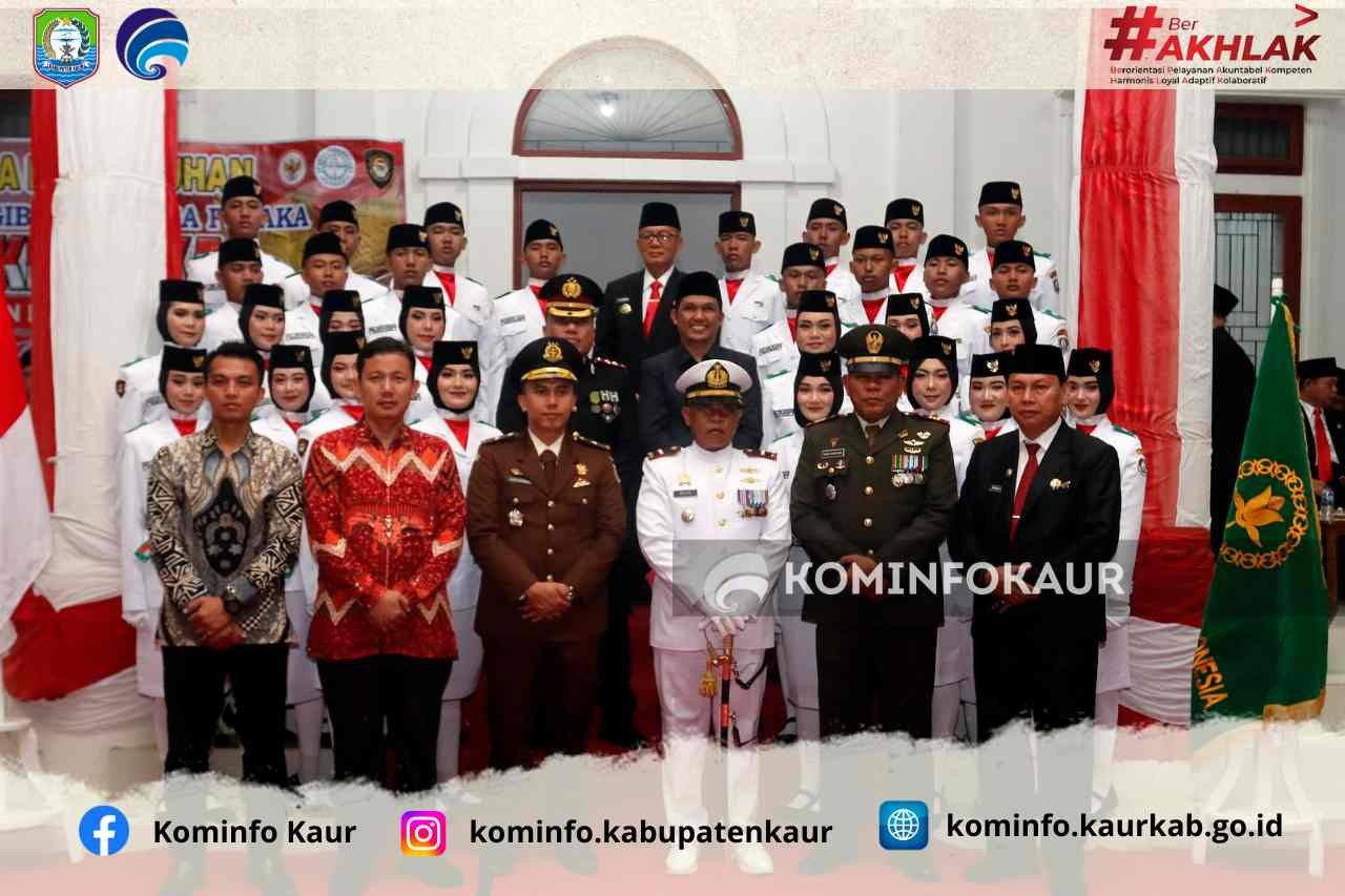 Bupati Kaur Kukuhkan 30 Anggota Pasukan Pengibar Bendera Pusaka 