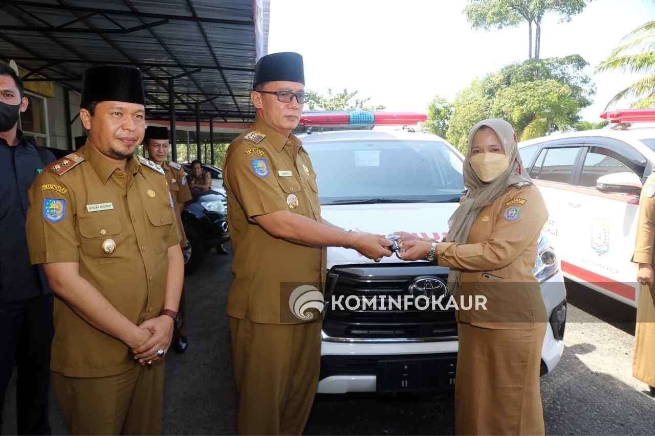 Serahkan 4 Unit Ambulance, Bupati : Perkuat Pelayanan Kepada Masyarakat 