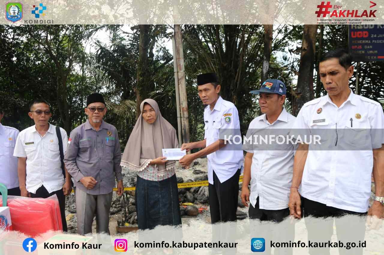 Wujud Kepedulian, Pemda Kaur Salurkan Bantuan Korban Kebakaran di Kelurahan Tanjung Iman