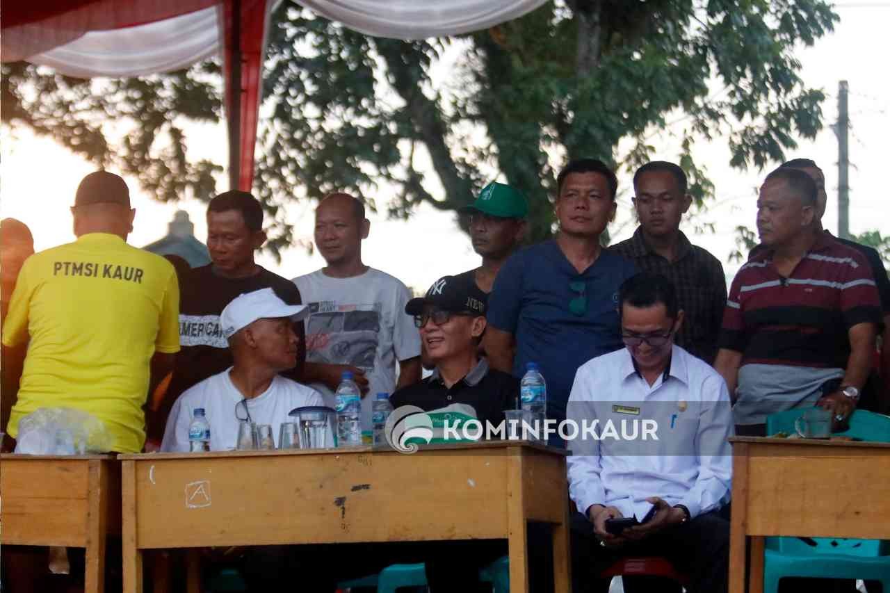 Bupati Lismidianto Saksikan Laga Semi Final Turnamen Sepak Bola Bupati Cup II