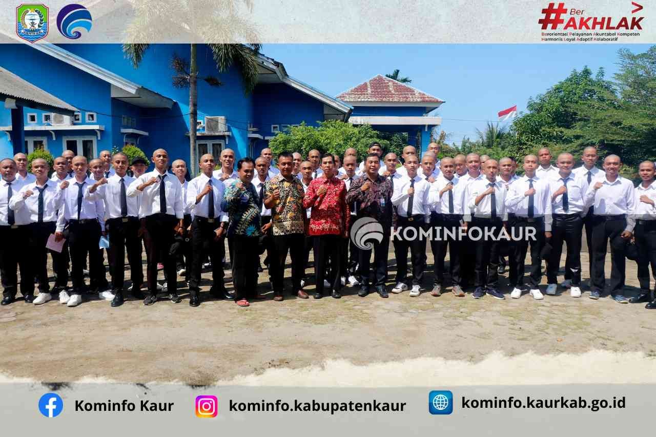 Kadis Perikanan Lepas 49 Calon Taruna  Politeknik AUP KKP RI