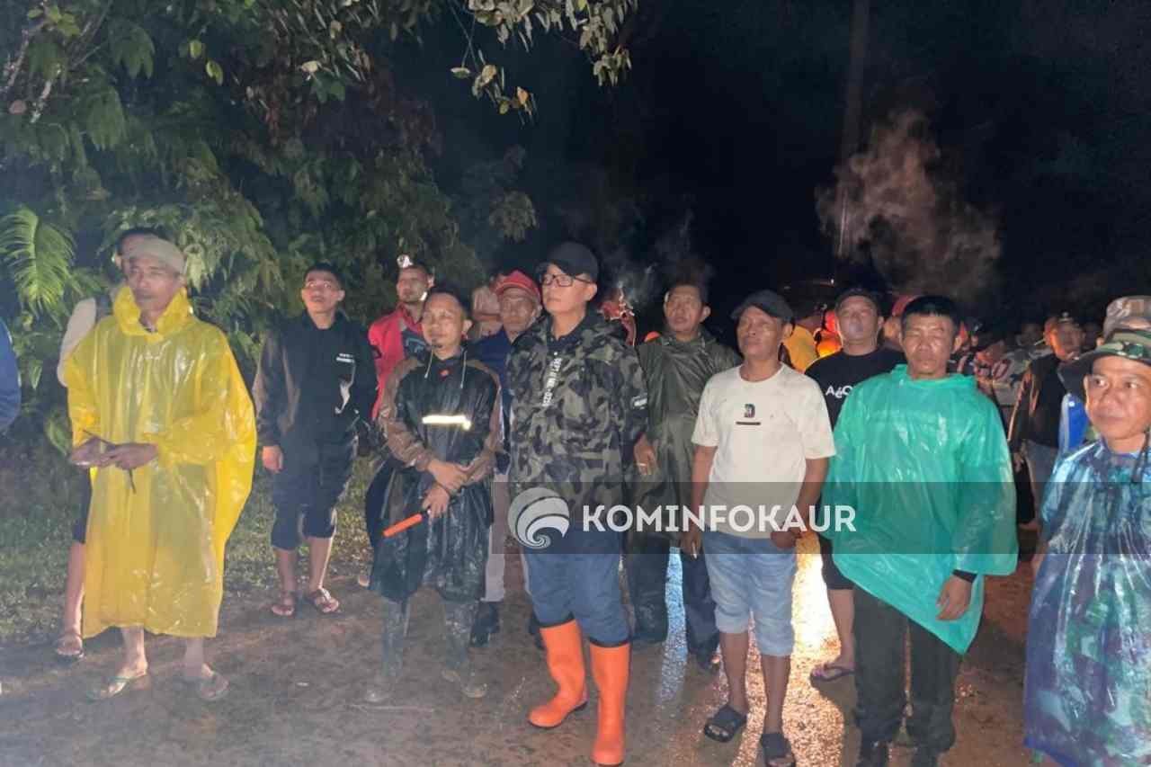 Jalan Tanjung Kemuning - Datar Lebar Tertimbun Longsor, Bupati Tinjau Lokasi