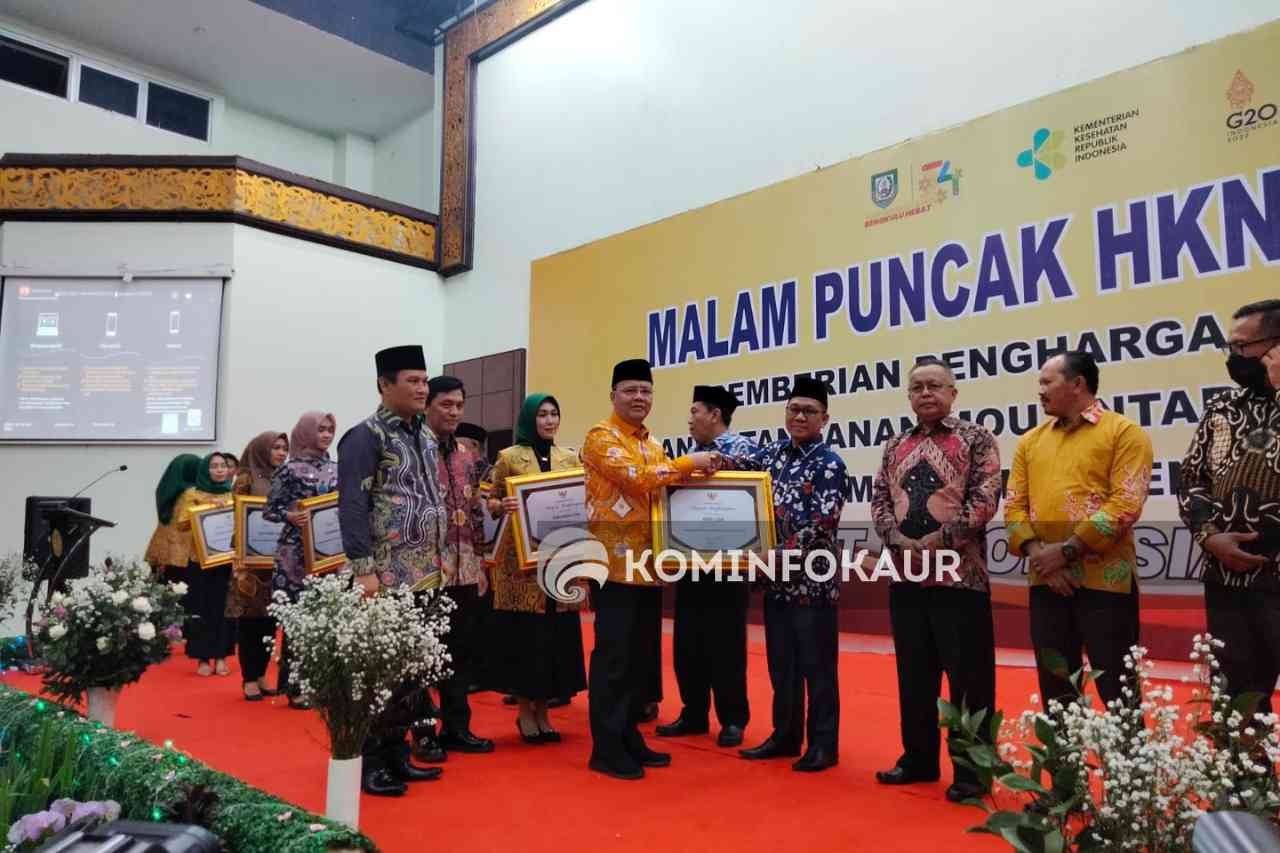 Puncak HKN ke-58, Kaur Terima Penghargaan Universal Health Coverage 