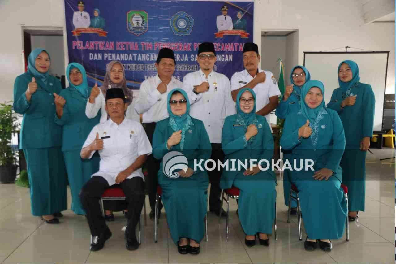 Ny. Ely Azizti Lismidianto Lantik Empat Ketua TP PKK Kecamatan